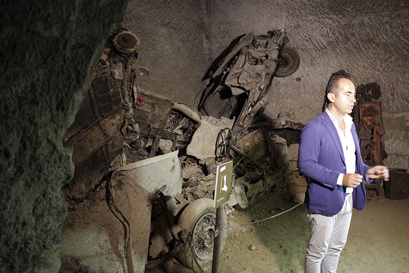 006 Gianluca Minin fa da cicerone nel Tunnel Borbonico